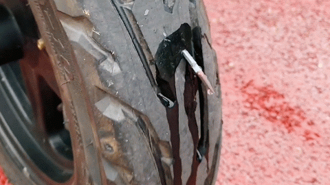 吉路尔轮胎内有密布钢丝层，破胎神器也没辙..