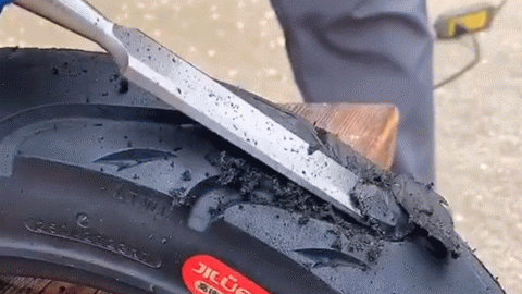  吉路尔轮胎内有密布钢丝层，扁平铲给您揭开..